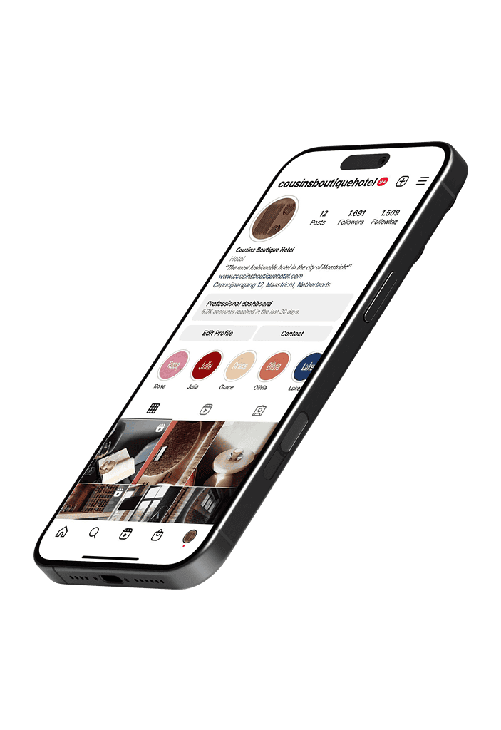 iPhone met Instagram-profiel van Cousins Boutique Hotel, inclusief profielinformatie, volgersaantal en een overzicht van stijlvolle interieurfoto's.