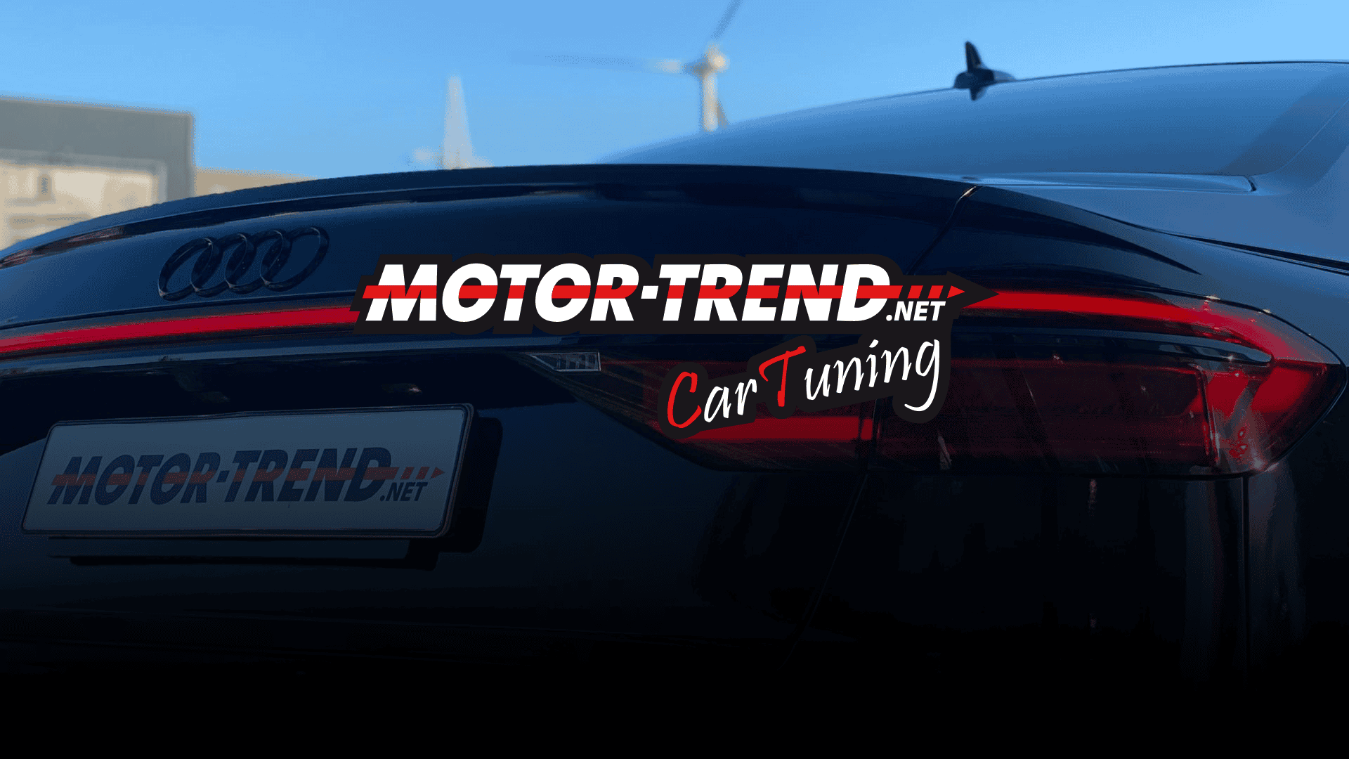 Zwarte Audi met rode achterlichten en het logo van "MOTOR-TREND.net Car Tuning" prominent weergegeven over de afbeelding.