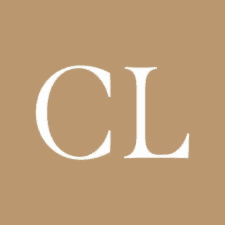 Grote witte letters 'CL' op een beige achtergrond.
